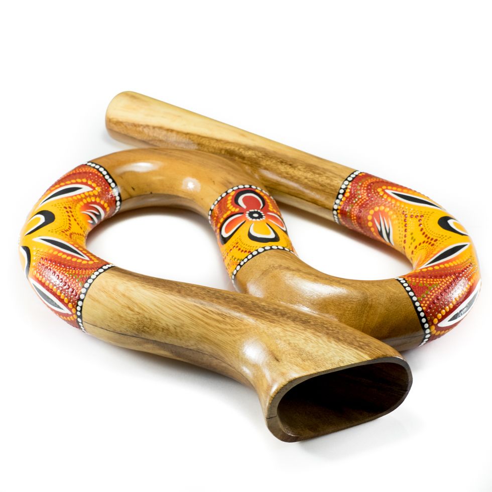 Podróżne didgeridoo w kształcie litery S w czerwono-żółtym wzorze