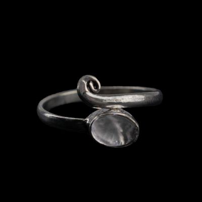 Pierścień na stopę z niemieckiego srebra Yasmine Kamień księżycowy