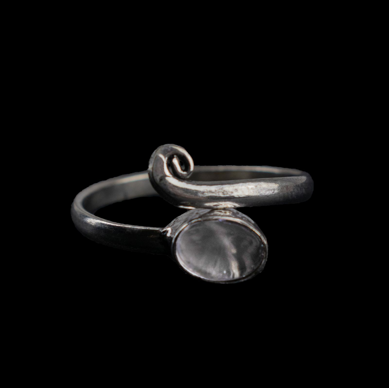 Pierścień na stopę z niemieckiego srebra Yasmine Kamień księżycowy India